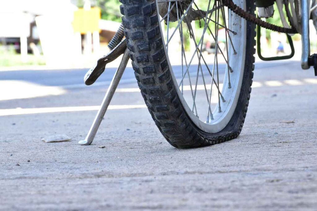 自転車のパンクはイタズラ？見分け方や対策方法！最悪は警察に通報 ロイヤルよっちゃんブログ・役立つ雑学